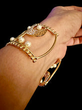 Load image into Gallery viewer, Pearl gold finish bracelet
