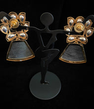 Load image into Gallery viewer, Blue stone kundan earrrings
