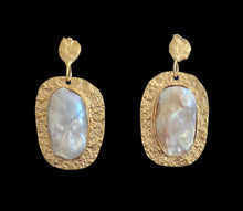 Load image into Gallery viewer, Fresh water pearl earrings
