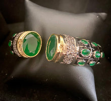 Load image into Gallery viewer, Emerald green Mona Lisa bracelet
