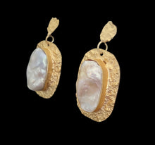 Load image into Gallery viewer, Fresh water pearl earrings
